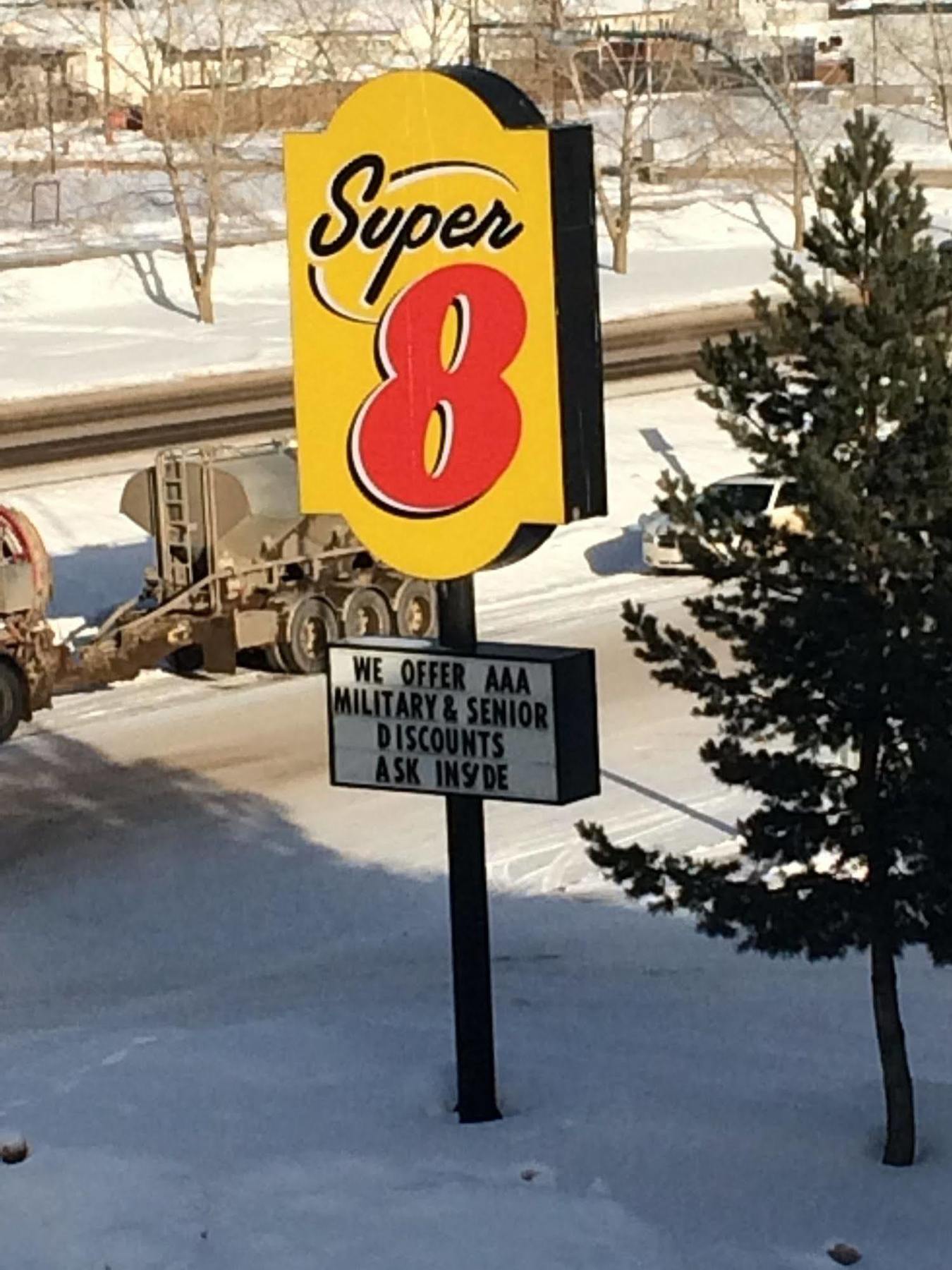 Super 8 By Wyndham Fort Nelson Bc Exterior foto